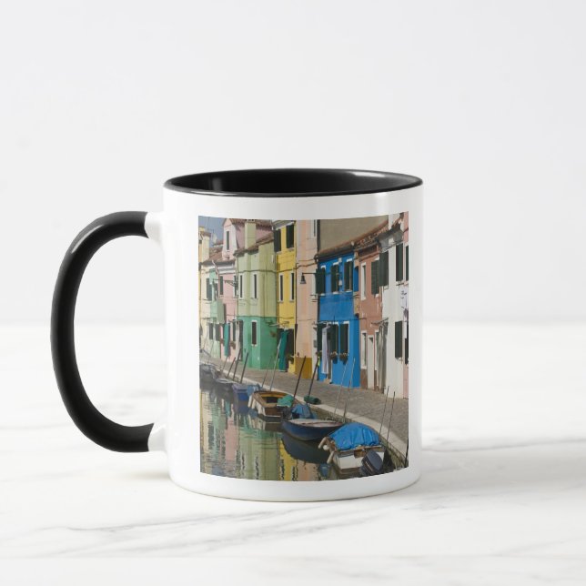 Italien, Venedig, Burano. Mehrfarbige Häuser entla Tasse (Links)