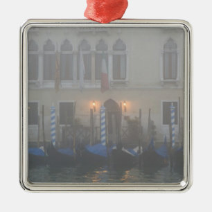 Italien, Venedig. Eine Reihe Gondeln gesehen durch Silbernes Ornament