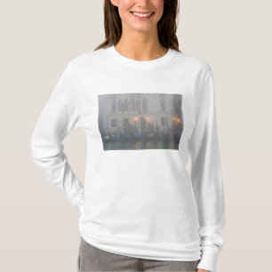 Italien, Venedig. Eine Reihe von Gondeln gesehen d T-Shirt