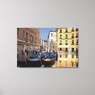 Italien, Venedig, Gondelbahnen entlang des Kanals Leinwanddruck
