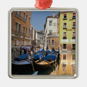 Italien, Venedig, Gondeln am Kanal vertäut Ornament Aus Metall