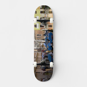 Italien, Venedig, Gondeln am Kanal vertäut Skateboard