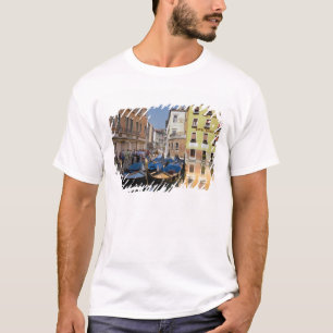 Italien, Venedig, Gondeln am Kanal vertäut T-Shirt