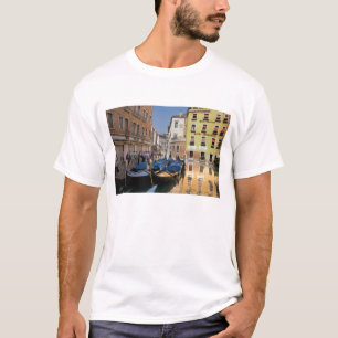 Italien, Venedig, Gondeln am Kanal vertäut T-Shirt