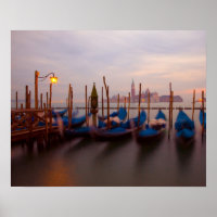 Italien, Venedig. Gondeln in der Dämmerung veranke