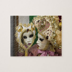 Italien, Venedig, Insel Burano. Frau gekleidet in Puzzle