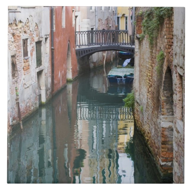 Italien, Venedig, Reflektionen und kleine Brücke Fliese (Vorderseite)
