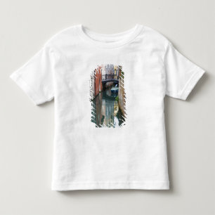 Italien, Venedig, Reflektionen und kleine Brücke Kleinkind T-shirt