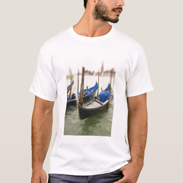 Italien, Venedig, Selektiver Fokus von Gondola in  T-Shirt (Vorderseite)