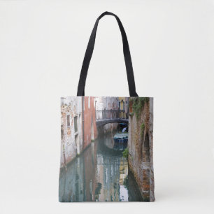 Italien, Venedig, Spiegelungen und kleine Brücke d