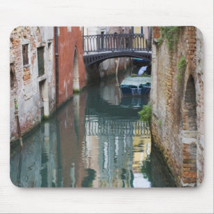 Italien, Venedig, Spiegelungen und kleine Brücke d Mousepad