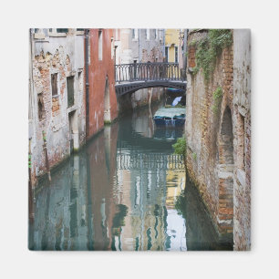 Italien, Venedig, Spiegelungen und kleine Brücke v Magnet