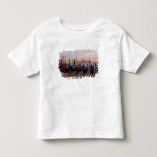 Italien, Venedig. Verankerte Gondeln in der Dämmer Kleinkind T-shirt