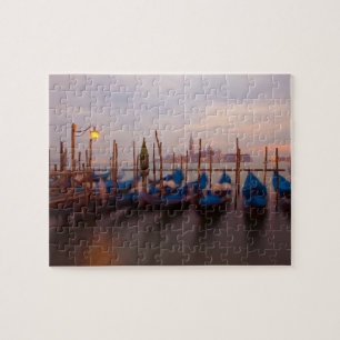 Italien, Venedig. Verankerte Gondeln in der Dämmer Puzzle
