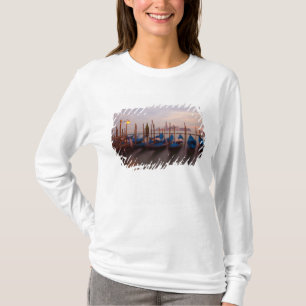 Italien, Venedig. Verankerte Gondeln in der Dämmer T-Shirt