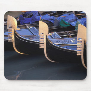 Italien, Venetien, Venedig. Reihe von Gondeln. Mousepad