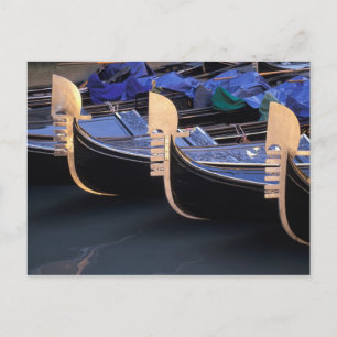 Italien, Venetien, Venedig. Reihe von Gondeln. Postkarte