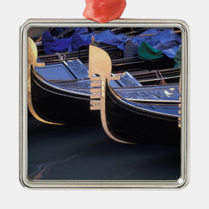 Italien, Venetien, Venedig. Reihe von Gondeln. Silbernes Ornament