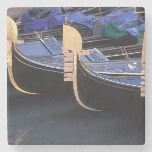 Italien, Venetien, Venedig. Reihe von Gondeln. Steinuntersetzer
