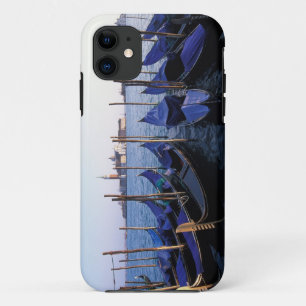 Italien, Venetien, Venedig, Reihe von Gondeln und  iPhone 11 Hülle