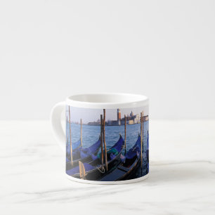 Italien, Venetien, Venedig, Reihe von Gondeln und Espressotasse