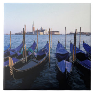 Italien, Venetien, Venedig, Reihe von Gondeln und Fliese