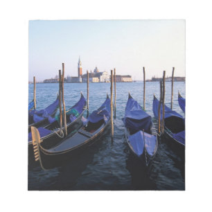 Italien, Venetien, Venedig, Reihe von Gondeln und Notizblock