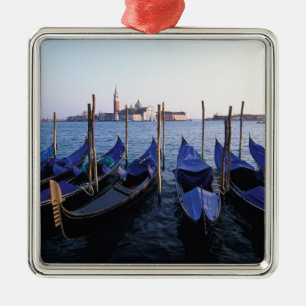 Italien, Venetien, Venedig, Reihe von Gondeln und  Ornament Aus Metall