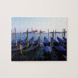 Italien, Venetien, Venedig, Reihe von Gondeln und Puzzle
