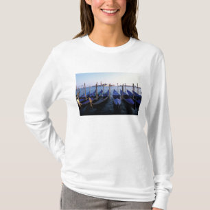 Italien, Venetien, Venedig, Reihe von Gondeln und T-Shirt