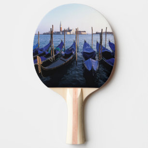 Italien, Venetien, Venedig, Reihe von Gondeln und Tischtennis Schläger