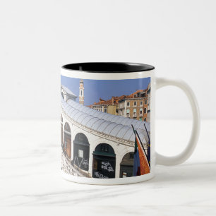 Italien, Venetien, Venedig, Überquerung der Rialto Zweifarbige Tasse