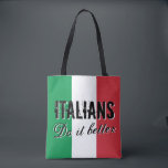 Italiener verbessert es Taschentasche mit Flagge<br><div class="desc">Italiener verbessert er Taschentasche mit Flagge von Italien. Lustiges Zitat bauscht sich für Einkauf, Schulbücher, Büro etc. Humorvolles Sprichwort mit italienischem Flaggenhintergrund. Niedliche Geschenkideen für ihn und sie. Flagge von Italien mit Vintager Typografieschablone. Coole Geschenke für Männer und Frauen. Nationalitäts-/ErbSpaß. Niedlich für italienisches Mädchen, Mischpaar, italienische amerikanische Beziehungen, International verabredete,...</div>