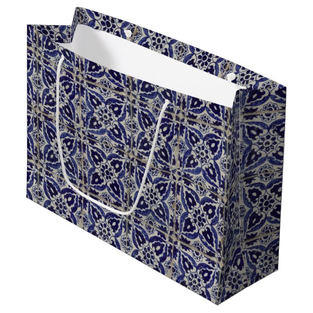 Italienisch-rustikale Tiles Azulejo Blue White Geo Große Geschenktüte (Vorderseite Schrägansicht)