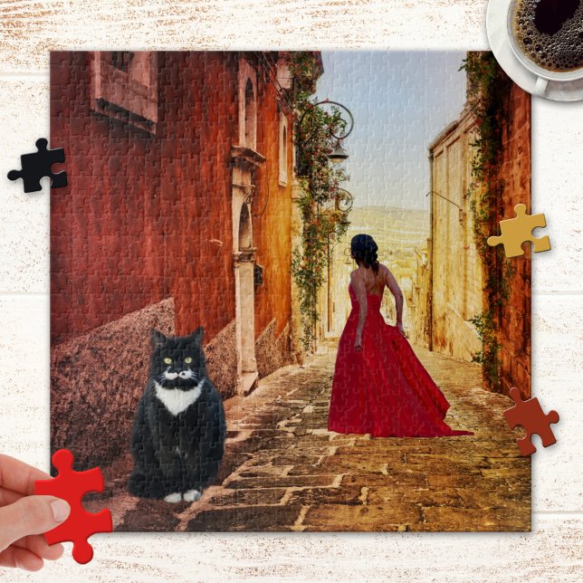 Italienisch Tuxedo Cat Feine Malerei Puzzle (Puzzle featuring a painting of an Italian village with a lady in red and a cute big tuxedo cat)