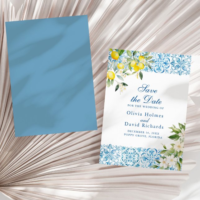 Italienische Blue Tiles und Lemon Save the Date Ca (Italian Blue Tiles and Lemon Save The Date Card on a sunny white dry palm leaf.)
