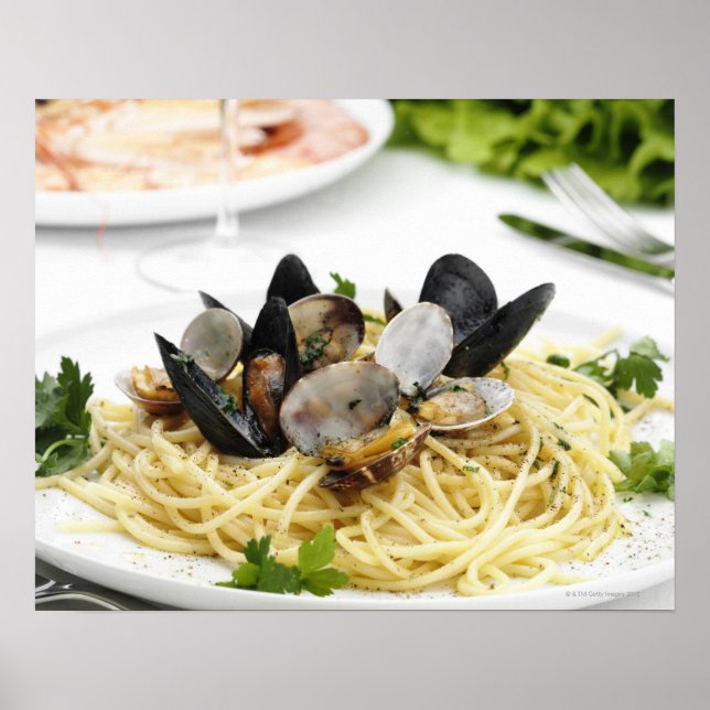 Italienische Küche. Spaghetti alle vongole. Poster (Vorne)