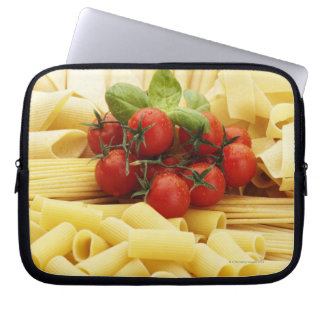 Italienische Küche. Teigwaren und Tomaten. Laptopschutzhülle