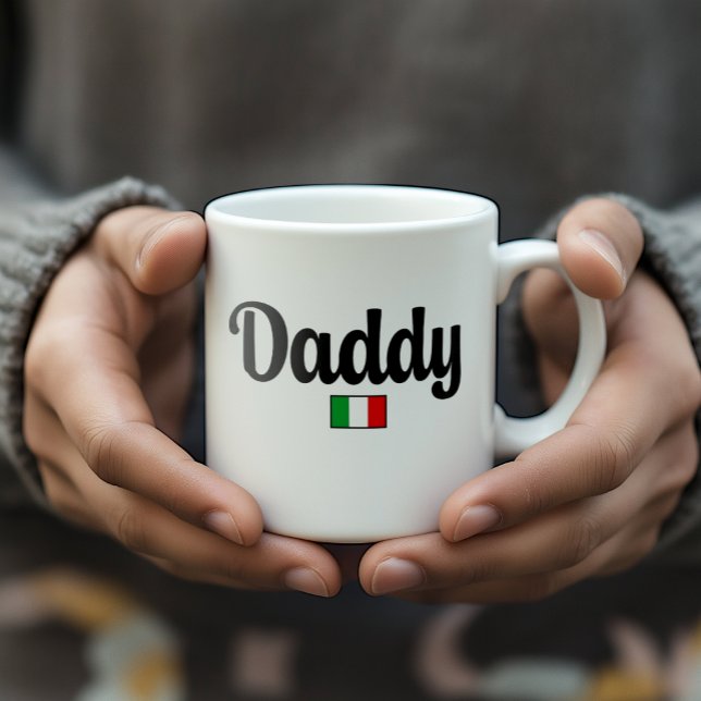 Italienischer Flaggen-Papa-Becher Kaffeetasse (Man holding white mug with Daddy and Italian flag. Gift for dad or dad-to-be.)