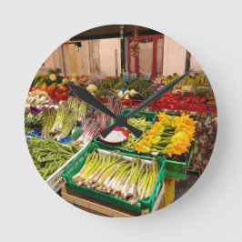 Italienischer Obstmarkt und Veg Markt in Pisa Runde Wanduhr