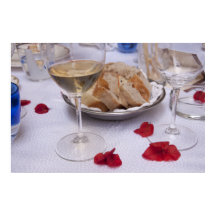 Italienischer Tisch: Brot, Wein und Bougainvillea