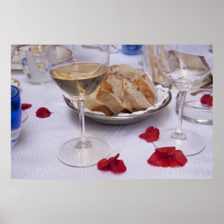 Italienischer Tisch: Brot, Wein und Bougainvillea Poster