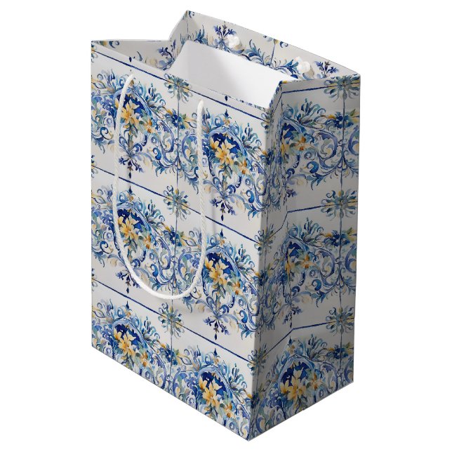 Italienisches Brautparty Tile Blue und Weiß Mittlere Geschenktüte (Rückseite Schrägansicht)