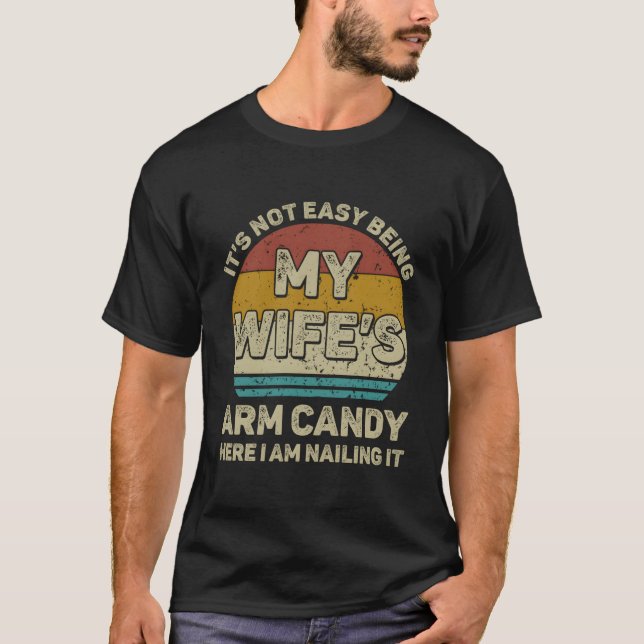 It'S Not Easy Being My 'S Arm Candy Here I Am Nail T-Shirt (Vorderseite)