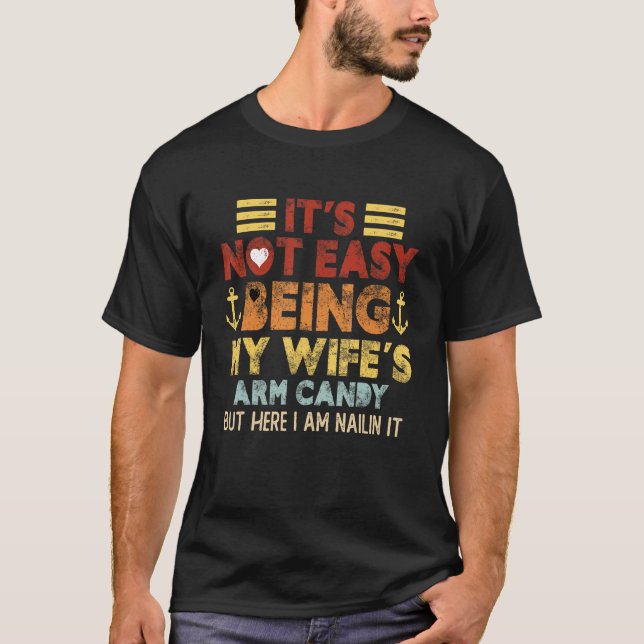 Its Not Easy Being My Wife s Arm Candy  Fathers Da T-Shirt (Vorderseite)