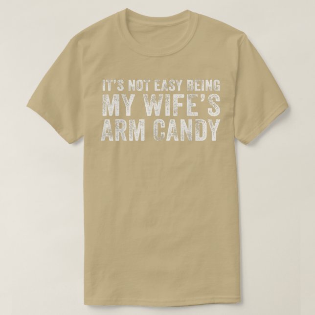 Its Not Easy Being My Wifes Arm Candy Funny Husban T-Shirt (Design vorne)