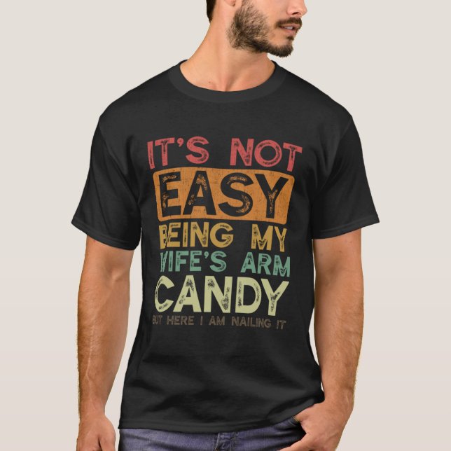 It's Not Easy Being My Wife's Arm Candy Husband Fa T-Shirt (Vorderseite)