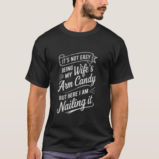Its Not Easy Being My Wifes Arm Candy Ironic Pun H T-Shirt (Vorderseite)