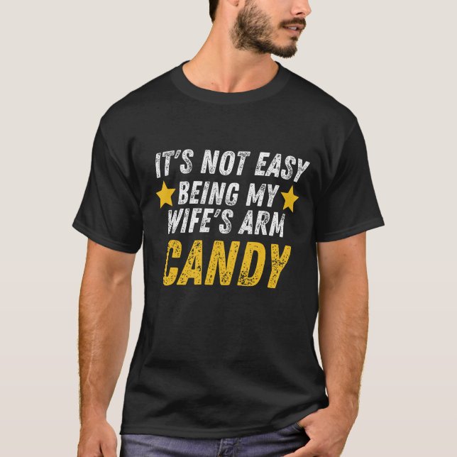 IT'S NOT EASY BEING MY WIFE'S ARM CANDY T-Shirt (Vorderseite)