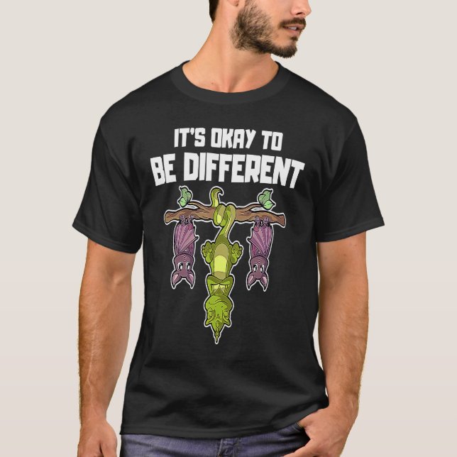 It's okay to be different Sei Anders Chameleon Bat T-Shirt (Vorderseite)